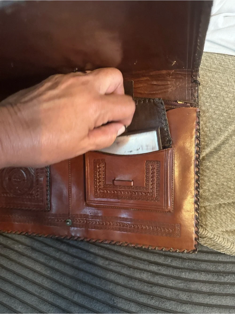 Hand-Tooled Floral Leather vintage clutch/purse in Brown Mexico